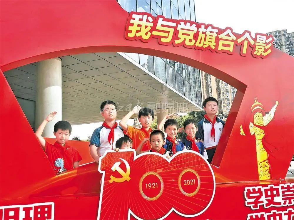 河南一高速货车侧翻遭哄抢？实为附近老乡帮司机装货
